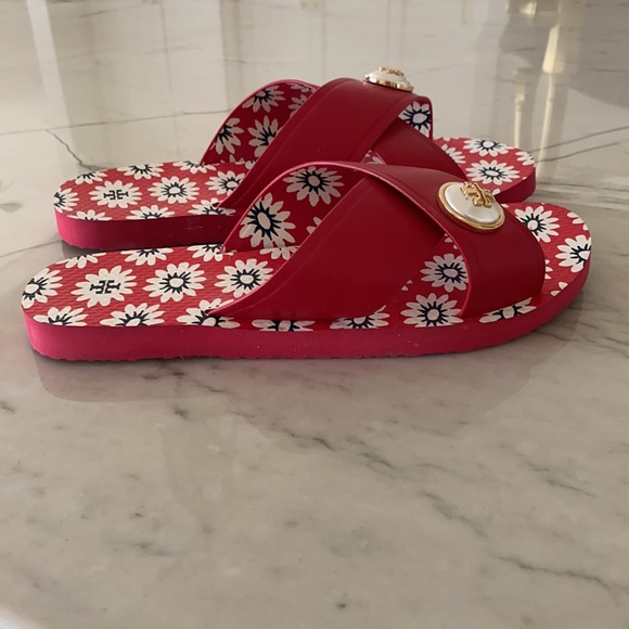 Tory Burch red slide on sandals with brooch - Picture 5 of 7